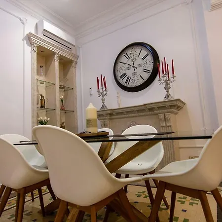 Amazing In Town Hall Square Appartement